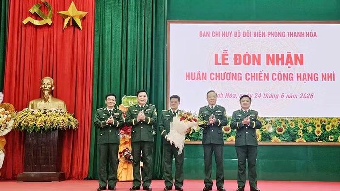 Tập thể Ban Chỉ huy Bộ đội Biên phòng tỉnh Thanh Hóa tặng hoa chúc mừng đồng chí Đỗ Ngọc Vĩnh.