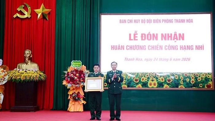 Thừa ủy quyền của Chủ tịch nước, đại diện Bộ Tư lệnh Bộ đội Biên phòng trao Huân chương chiến công cho đồng chí Đỗ Ngọc Vĩnh.