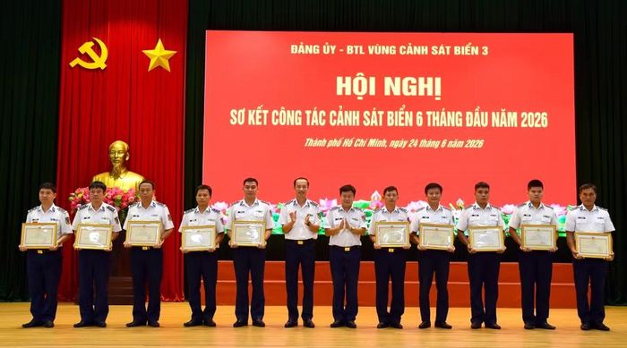 Tặng giấy khen của Bộ Tư lệnh Vùng Cảnh sát biển 3 cho các cá nhân, tập thể có thành tích.