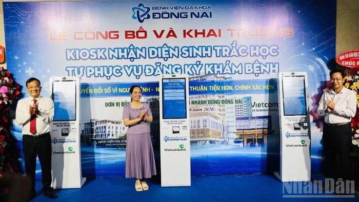 Lãnh đạo Sở Y tế và Bệnh viện đa khoa Đồng Nai thực hiện nghi thức khai trương hệ thống kiosk nhận diện sinh trắc học tự phục vụ đăng ký khám bệnh.