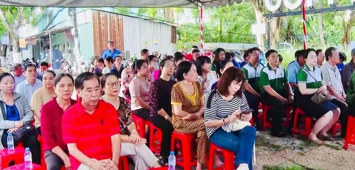Nhiều cán bộ, nhân dân tham dự lễ ra mắt mô hình.