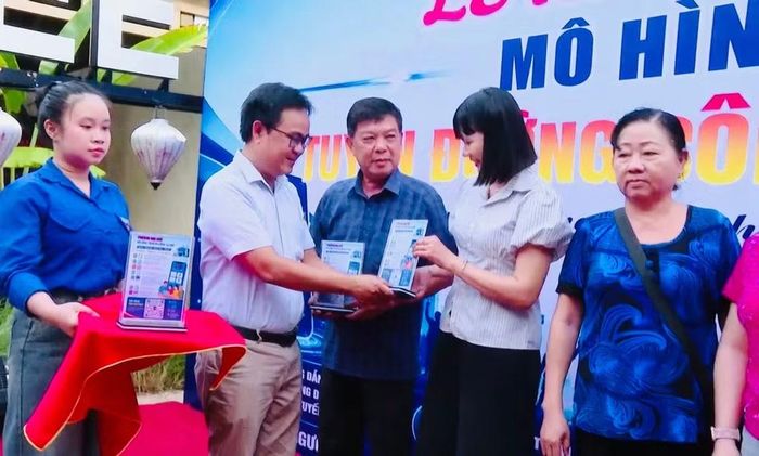 Đồng chí Trương Công Điện, Phó Bí thư Thường trực Đảng ủy phường Bạc Liêu trao tặng bảng mã QR cho các hộ dân tại địa phương.