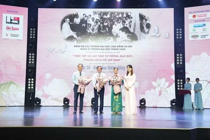 Đại diện Trường đại học Thăng Long tặng hoa cảm ơn Ban tổ chức.