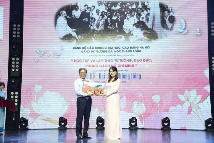 Thạc sĩ, Nhà báo Trịnh Thanh Giảng, Phó Chủ tịch Hội Di sản Văn hóa Việt Nam, Quyền Tổng Biên tập Tạp chí Thế giới Di sản tặng Trường đại học Thăng Long cuốn sách ảnh “Âm vang 80 năm Cách mạng Tháng Tám và Quốc khánh 2-9 (1945-2025)”.