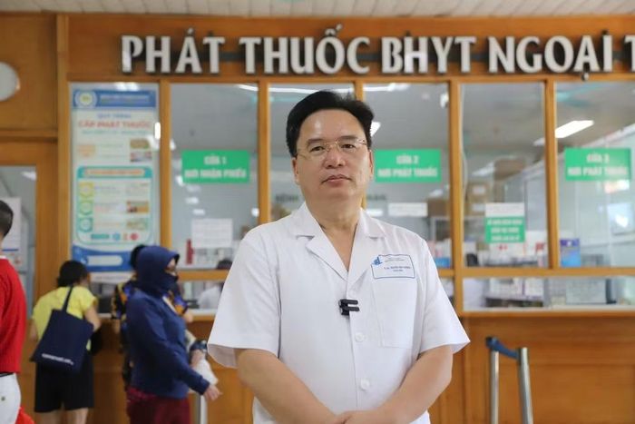 Tiến sĩ, bác sĩ Nguyễn Văn Thường, Giám đốc Bệnh viện Thanh Nhàn chia sẻ thông tin về các kịch bản ứng phó khi người bệnh khám chữa bệnh ngoại trú trái tuyến tại bệnh viện tuyến tỉnh sẽ được quỹ BHYT thanh toán 50% chi phí trong phạm vi quyền lợi được hưởng.