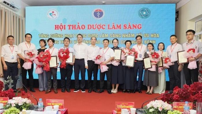 Tiến sĩ Nguyễn Đình Hưng trao tặng hoa cho các diễn giả tại hội thảo khoa học.