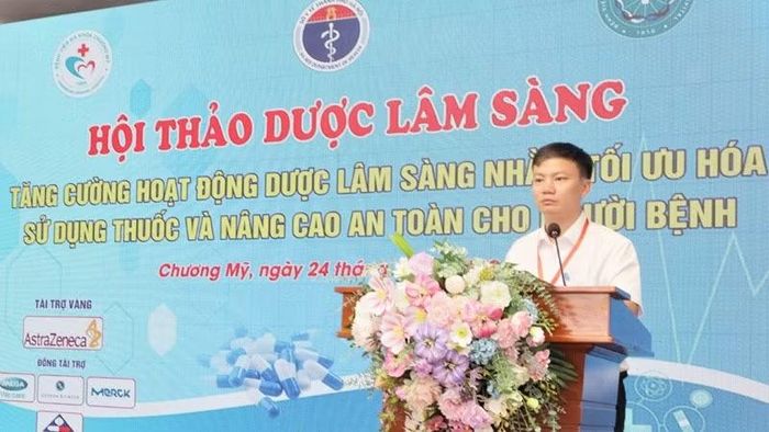 Bác sĩ chuyên khoa II, Trần Xuân Khuyến chia sẻ thông tin tại hội thảo.