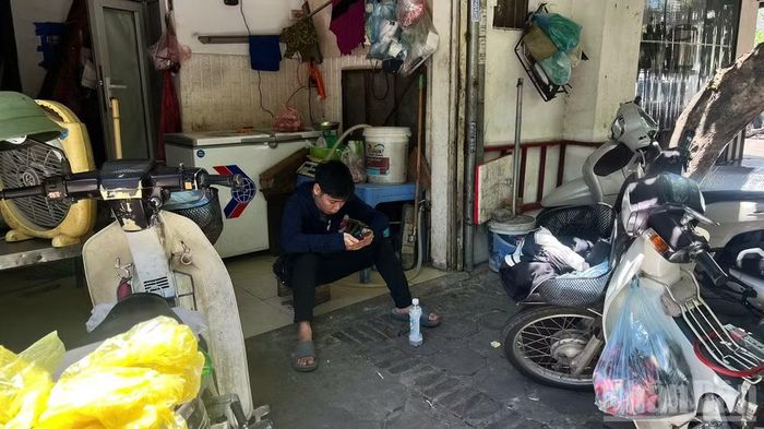 Shipper dành chút thời gian ngắn ngủi để nghỉ trưa khi thời tiết ngoài trời trở nên quá khắc nghiệt.