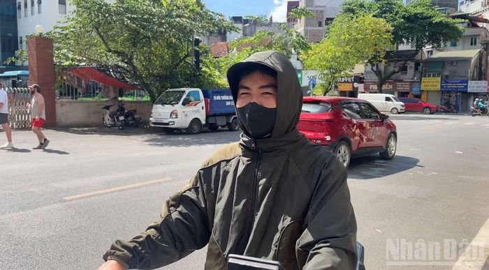 Quãng đường đi làm cũng trở nên khó khăn hơn với nhiều người dân do thời tiết nắng nóng đỉnh điểm.
