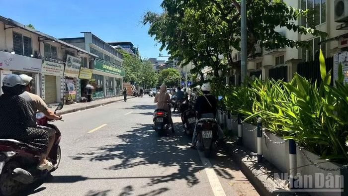 Người dân tận dụng những khoảng bóng râm ít ỏi để tránh nắng trong lúc chờ đèn đỏ. (Ảnh: YẾN PHƯƠNG)