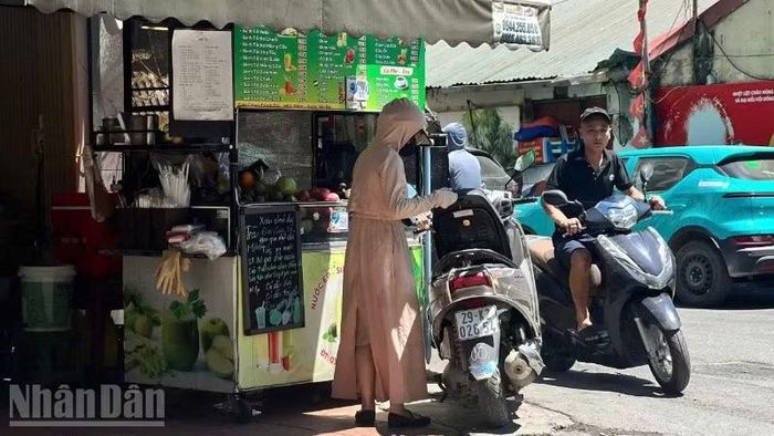 Áo chống nắng hai lớp, váy quây kín chân, khẩu trang vải dày, kính râm và găng tay trở thành vật bất ly thân.