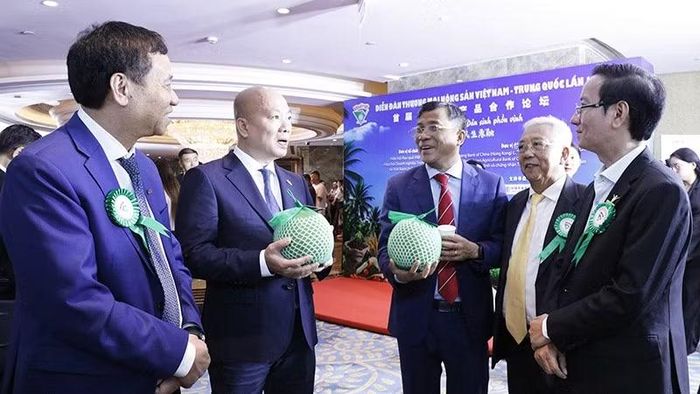 Các đại biểu giao lưu, trao đổi ý kiến tại Diễn đàn.
