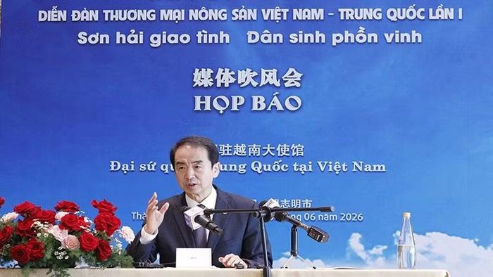 Ông Hà Vĩ, Đại sứ Đặc mệnh toàn quyền nước Cộng hòa nhân dân Trung Hoa tại Việt Nam, trả lời báo chí tại Diễn đàn.
