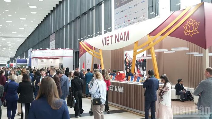 Gian trưng bày Việt Nam tại Diễn đàn. (Ảnh: THANH THỂ)