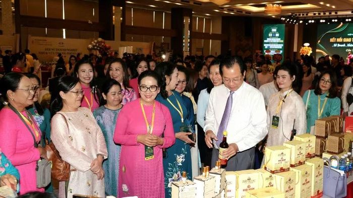 Đại biểu tham quan các sản phẩm trưng bày tại sự kiện.