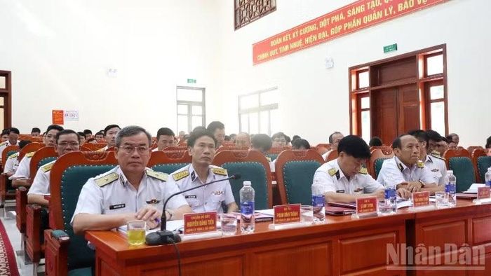 Đồng chí Chuẩn Đô đốc Nguyễn Đăng Tiến, Bí thư Đảng ủy, Chính ủy Vùng 3 Hải quân cùng đại diện thủ trưởng các cơ quan, đơn vị trực thuộc Vùng dự hội nghị.