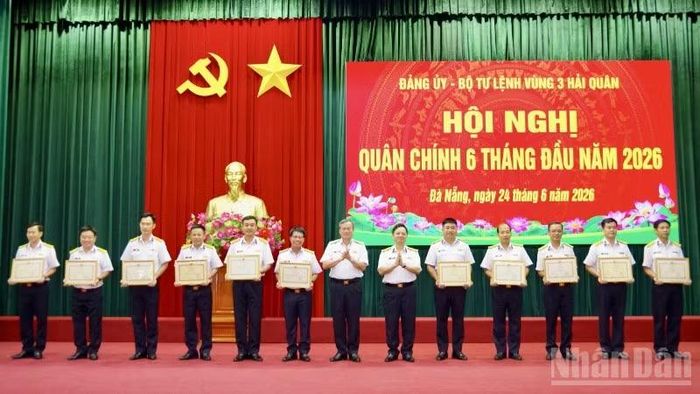 Thủ trưởng Bộ Tư lệnh Vùng trao thưởng cho các tập thể, cá nhân trong phong trào thi đua Quyết thắng 6 tháng đầu năm 2026.