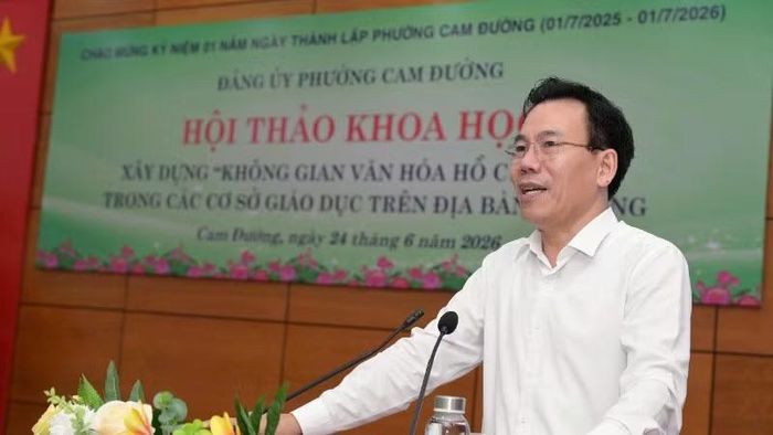 Đồng chí Dương Đức Huy, Trưởng Ban Tuyên giáo và Dân vận tỉnh Lào Cai phát biểu tham luận tại hội thảo.