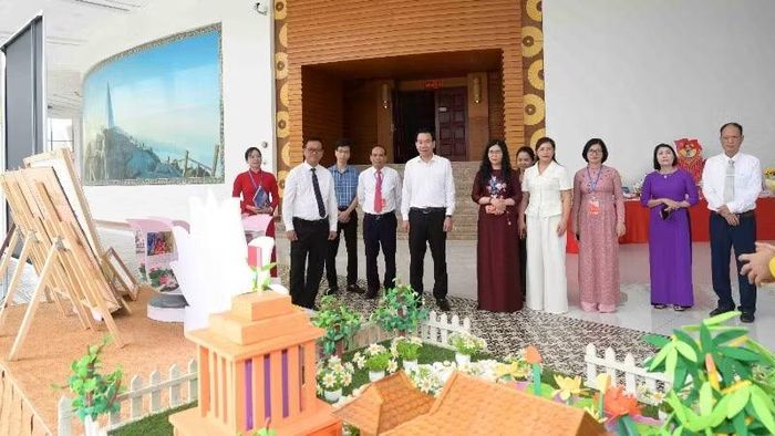 Các đại biểu tham quan mô hình “Không gian văn hóa Hồ Chí Minh” của các cơ sở giáo dục trên địa bàn.