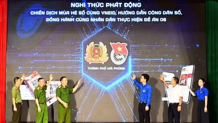 Các đại biểu thực hiện nghi thức phát động Lễ ra quân "Chiến dịch mùa hè số cùng VNeID, hướng dẫn công dân số, đồng hành cùng nhân dân thực hiện Đề án 06".