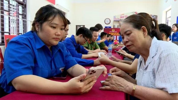 Các đội hình thanh niên tình nguyện đồng loạt triển khai chiến dịch. (Ảnh: Công an Hải Phòng)