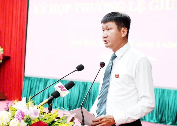 Đồng chí Trần Huy Tuấn, Ủy viên Trung ương Đảng, Bí thư Tỉnh ủy Ninh Bình nhấn mạnh phát biểu chỉ đạo tại kỳ họp.