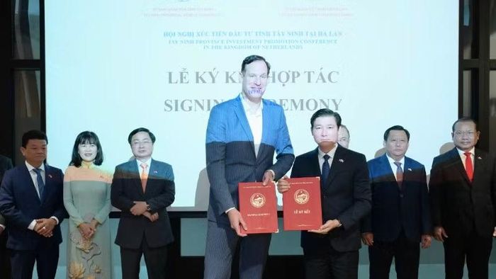 Hiệp hội Doanh nghiệp Hà Lan tại Việt Nam (DBAV) và Sở Tài chính tỉnh Tây Ninh trao biên bản ghi nhớ.
