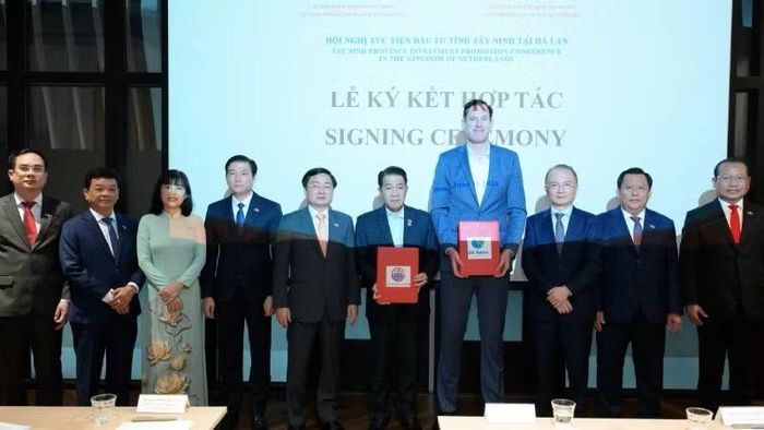 Tập đoàn De Heus và Tập đoàn Hùng Nhơn ký kết thỏa thuận hợp tác.