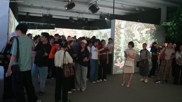 Triển lãm thu hút đông đảo công chúng trong ngày đầu mở cửa.