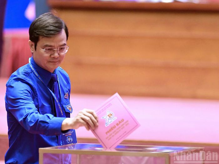 Bí thư thứ nhất Trung ương Đoàn khóa XII Bùi Quang Huy bỏ phiếu bầu Ban Chấp hành Trung ương Đoàn khóa XIII.