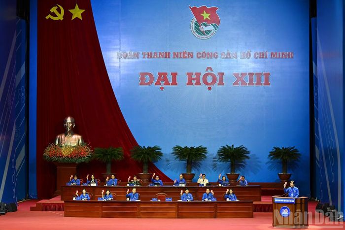 Đoàn Chủ tịch biểu quyết tại phiên làm việc.