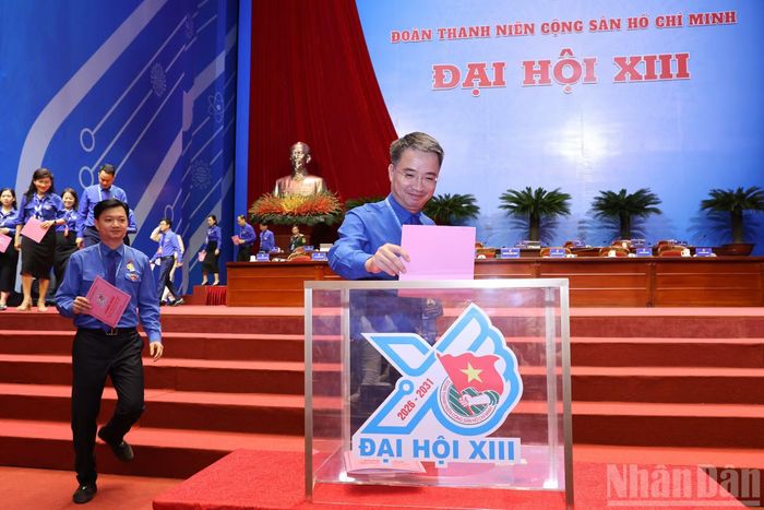 Các đại biểu bỏ phiếu bầu Ban Chấp hành Trung ương Đoàn khóa XIII.