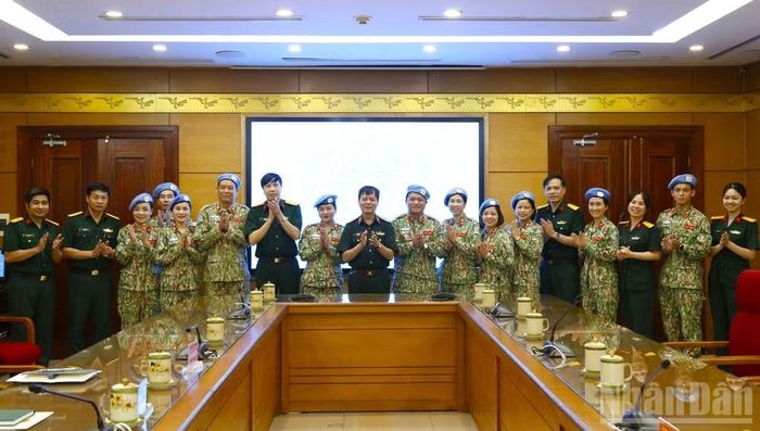 Thiếu tướng, Phó Giáo sư, Tiến sĩ Vũ Nhất Định, Phó Giám đốc Học viện Quân y với các đại biểu dự khai mạc khóa huấn luyện.