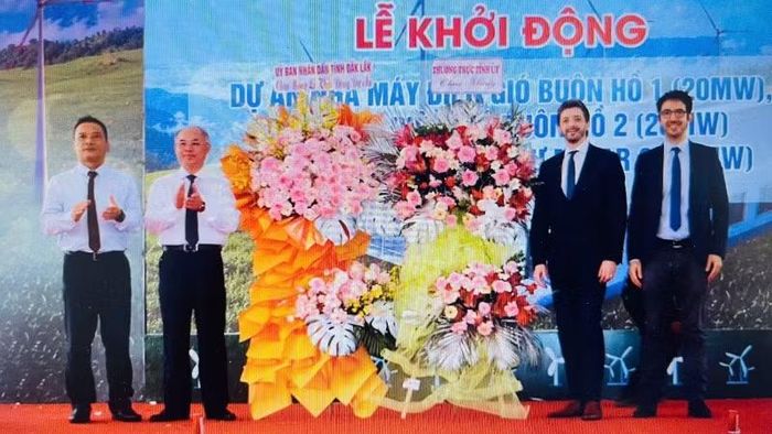 Lãnh đạo tỉnh Đắk Lắk tặng lẵng hoa chúc mừng chủ đầu tư.