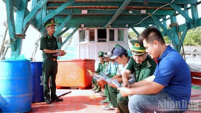 Cán bộ, chiến sĩ đồn Biên phòng Rạch Gốc (tỉnh Cà Mau) tuyên truyền ngư dân hưởng ứng phong trào tham gia bảo vệ chủ quyền biên giới biển.