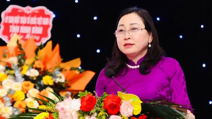 Đồng chí Đinh Thị Lụa, Phó Bí thư Tỉnh ủy, Chủ tịch Ủy ban Mặt trận Tổ quốc Việt Nam tỉnh Ninh Bình, phát biểu tại Đại hội