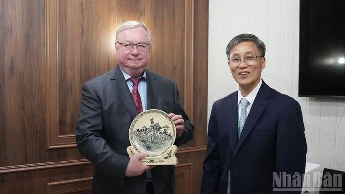 Chủ tịch Hội Luật gia Việt Nam Nguyễn Khánh Ngọc và Chủ tịch Hội Luật gia Liên bang Nga Sergey Stepashin. (Ảnh: THANH THỂ)
