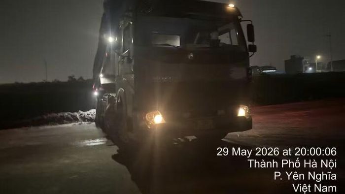 Hình ảnh xe đổ trộm bùn đất, phế thải vào công trường Dự án Vành đai 4 - Vùng Thủ đô do Ban Quản lý dự án đầu tư xây dựng công trình giao thông thành phố Hà Nội chụp được.