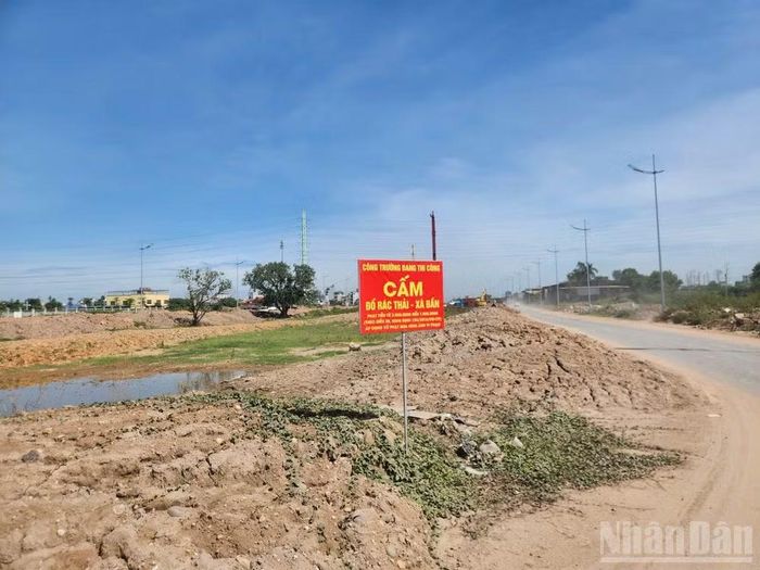 Ban Quản lý dự án đầu tư xây dựng công trình giao thông thành phố Hà Nội cắm biển báo cấm đổ rác thải - xà bần tại công trường Dự án Vành đai 4 - Vùng Thủ đô.