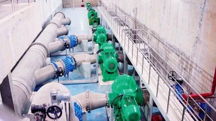 Thành phố yêu cầu HueWACO theo dõi sát diễn biến nguồn nước, thường xuyên giám sát áp lực và lưu lượng giữa các khu vực để điều tiết hợp lý, bảo đảm đáp ứng nhu cầu sử dụng nước tối thiểu cho người dân.