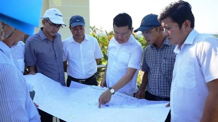 Phó Chủ tịch Thường trực Ủy ban nhân dân thành phố Hoàng Hải Minh cùng các thành viên Đoàn công tác khảo sát tại Nhà máy nước Lộc Trì.