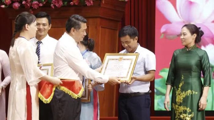 Ban Tổ chức tặng Bằng khen các tập thể, cá nhân có thành tích xuất sắc trong công tác tham mưu tổ chức Hội thi.