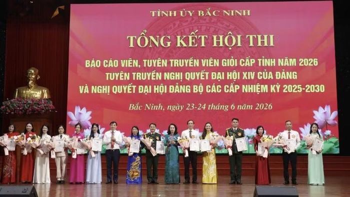 Ban Tổ chức tặng hoa, chúc mừng các thí sinh tham dự Hội thi cấp tỉnh.