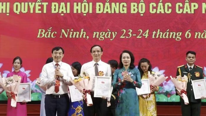 Các đồng chí lãnh đạo tỉnh Bắc Ninh trao phần thưởng, chúc mừng thí sinh đoạt giải Nhất.