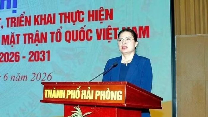 Đồng chí Hà Thị Nga, Ủy viên Trung ương Đảng, Phó Chủ tịch-Tổng thư ký Ủy ban Trung ương Mặt trận Tổ quốc Việt Nam phát biểu tại hội nghị.
