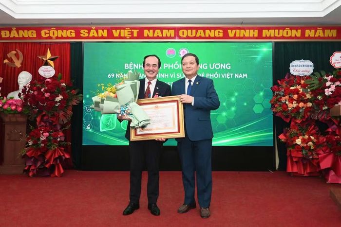 Bệnh viện đã công bố quyết định của Chủ tịch nước trao tặng Huân chương Lao động hạng Nhì cho Phó Giáo sư, Tiến sĩ Vũ Xuân Phú, nguyên Phó Giám đốc Bệnh viện Phổi Trung ương.