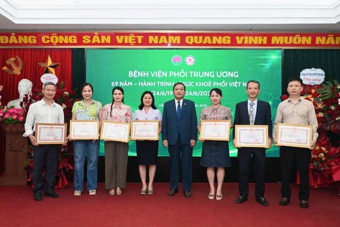 Giám đốc Bệnh viện Phổi Trung ương trao Bằng khen của Bộ trưởng Y tế cho 2 tập thể và 5 cá nhân có thành tích xuất sắc trong công tác.