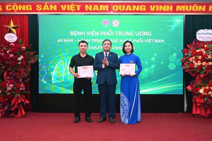 Giám đốc Bệnh viện Phổi Trung ương trao Giải Nhất cuộc thi Truyền thông-Tư vấn-Giáo dục sức khỏe cho 2 đơn vị.
