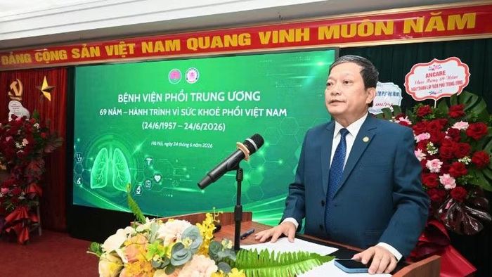 Tiến sĩ, bác sĩ cao cấp, Thầy thuốc ưu tú Đinh Văn Lượng, Giám đốc Bệnh viện Phổi Trung ương đã bày tỏ niềm tự hào khi bệnh viện đã làm chủ hàng loạt kỹ thuật đỉnh cao.