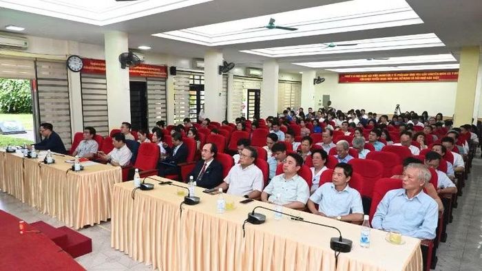 Các đại biểu và nhân viên y tế bệnh viện tại lễ kỷ niệm 69 năm thành lập.